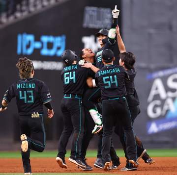 日本ハムが劇的サヨナラ勝ち 奈良間V打に新庄監督も両腕を突き上げる 4カードぶり勝ち越しで勝率5割に戻す