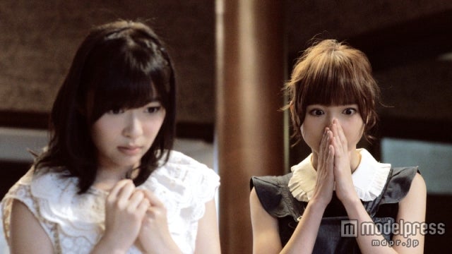 指原莉乃、篠田麻里子／新CM「AKB48 殺人事件FILE‐1」篇より