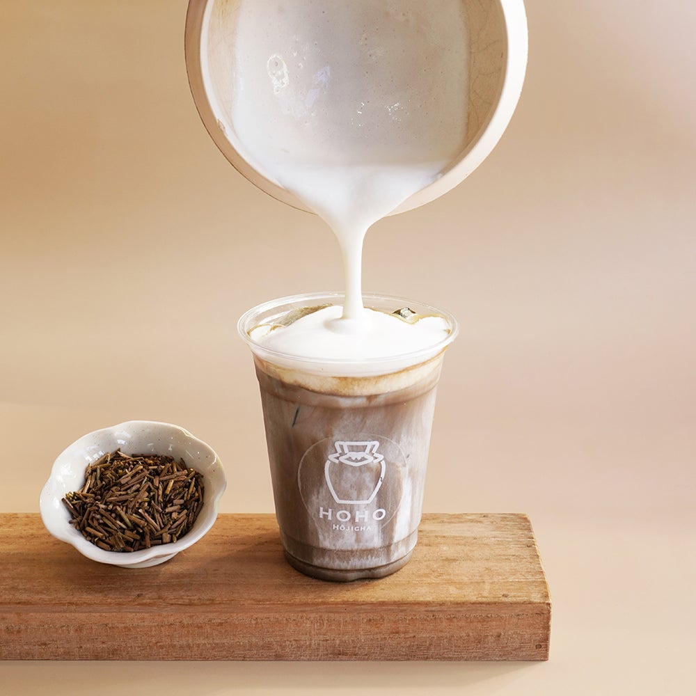 京都のほうじ茶専門店「HOHO HOJICHA」四条河原町に、奥深く香ばしい特製ラテ提供