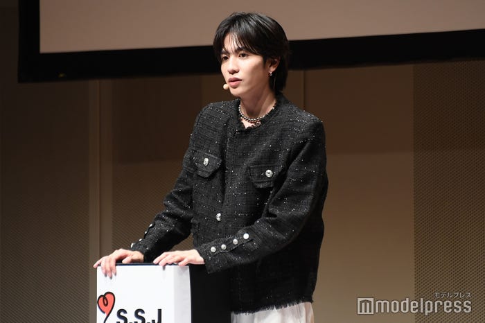 髪の毛を伸ばしている志尊淳(C)モデルプレス