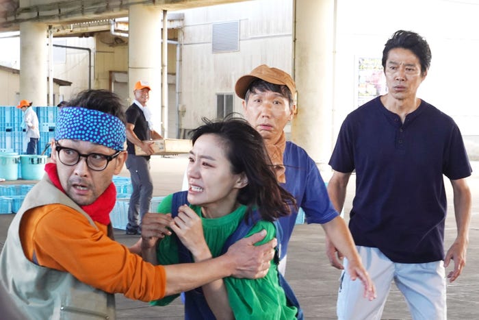 (左から)吹越満、奈緒、梶原善、堤真一「ファーストペンギン!」第2話より(C)日本テレビ