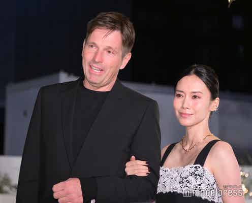 中谷美紀、ドイツ人夫と夫婦でイベント登場 腕組み2ショットで見つめ合い<ディオールホリデーポップアップ>