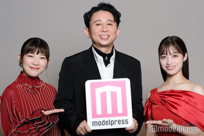 伊藤沙莉、有吉弘行、橋本環奈(C)モデルプレス/橋本環奈スタイリスト:鈴江 英夫(ペンダント ブランド名:TASAKI、アイテム名 : バランス ノート ダイヤモンド パヴェ ペンダント、価格:¥534,000 込、問い合わせ先:0120-111-446/ブレスレット ブランド名:TASAKI、アイテム名 : ダイヤモンド ブレスレット、価格 : ¥1,232,000 込、問い合わせ先:0120-111-446)