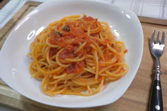 カルディのトマト＆バジルソースを使ったパスタの斜め上からの画像