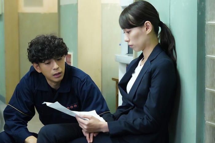 三浦翔平、戸田恵梨香 「ハコヅメ~たたかう!交番女子~」第3話より(C)日本テレビ