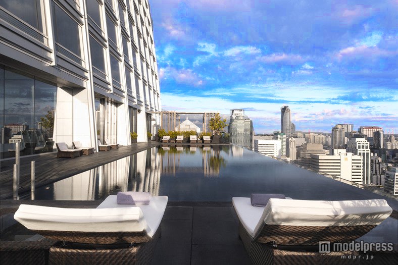 天空プールでリゾート気分 日本女子も安心のタイラグジュアリーホテル