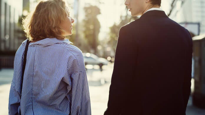 並んで歩いているときに体が触れる