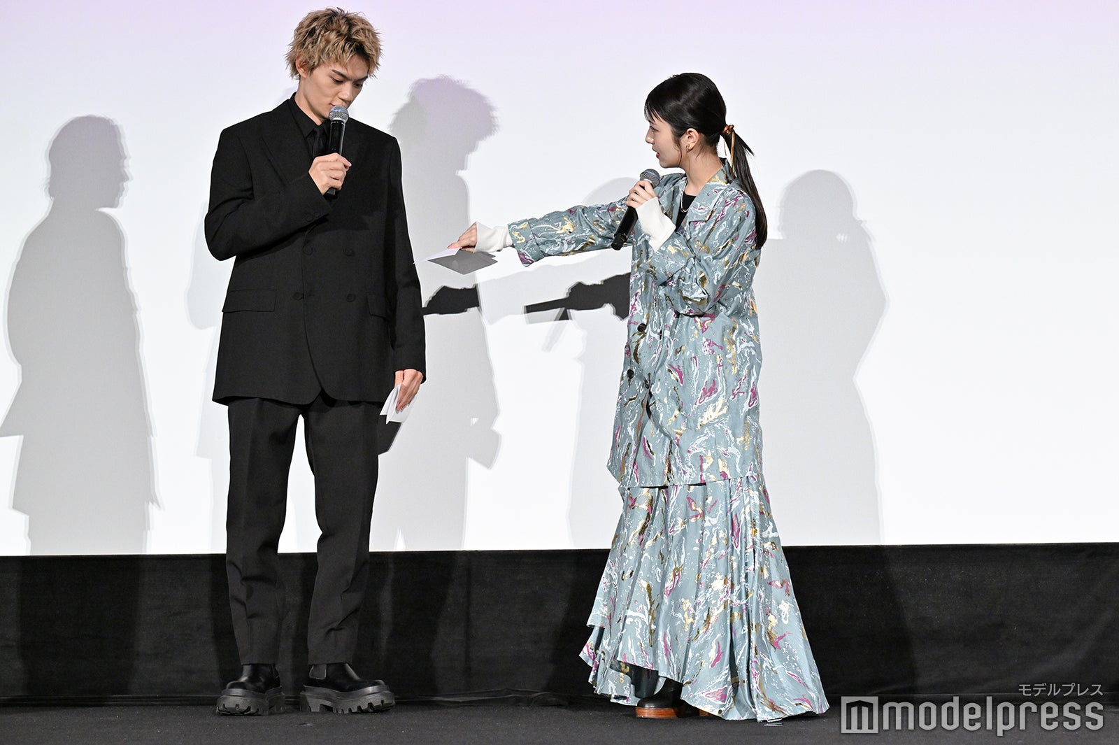 佐野勇斗、浜辺美波（C）モデルプレス