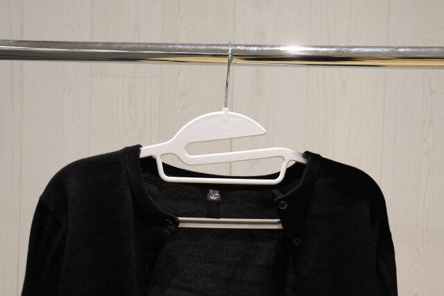 掛けやすいノンスリップハンガー（2本）　カーディガン