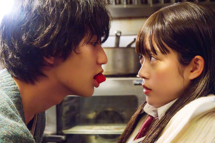 HiHi Jets橋本涼＆高石あかり、“いちごキス”が話題「墜落JKと廃人教師 Lesson2」新場面写真解禁