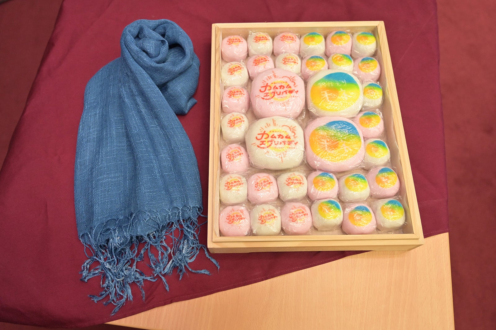 手作りのインディゴのストール＆御菓子司「たちばな」の特製紅白まんじゅう（C）NHK