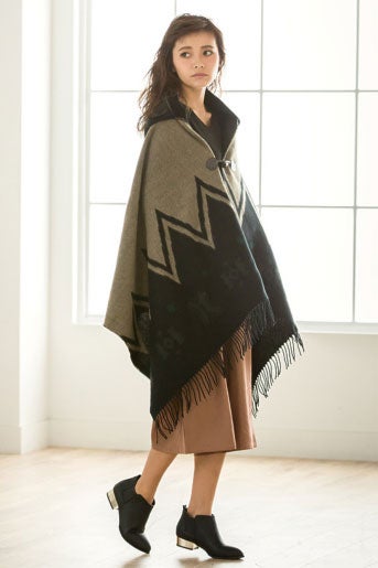 フード付きフリンジポンチョ「Re:EDIT by GALSTAR」3,998円（税込）／画像提供：Re:EDIT by GALSTAR