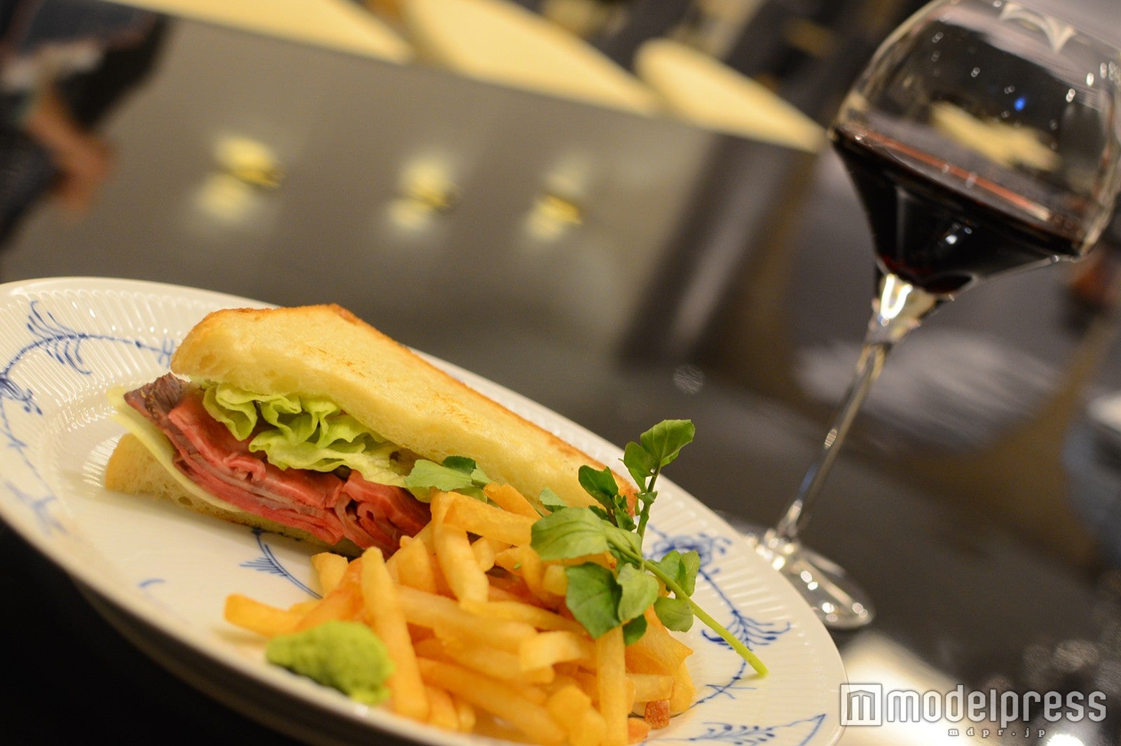 和牛のローストビーフサンド￥1600（ハーフサイズ）／（C)モデルプレス