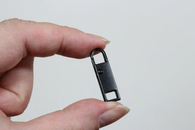 セリア　壊れたファスナーの引手交換用パーツ2個入
