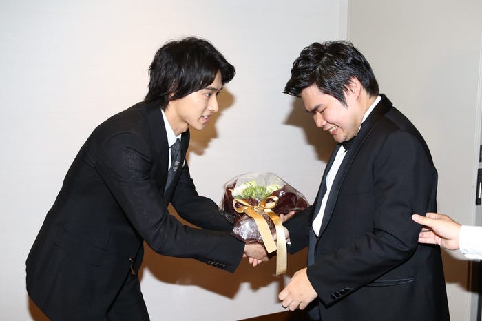 山崎賢人、辻井伸行氏(C)2018「羊と鋼の森」製作委員会