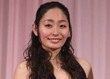 黒ドレスの安藤美姫が2ショ投稿 隣に立つ男性はショパンコンクール優勝ピアニスト 「本当に幸せな時間でした」と感激つづる