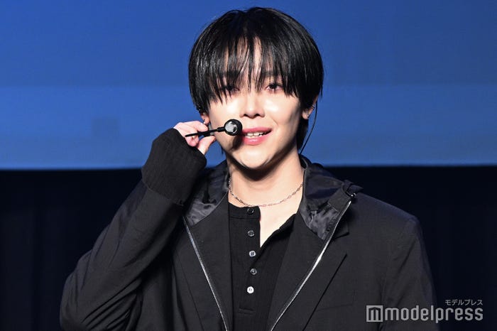 黒髪のNICHOLAS(C)モデルプレス