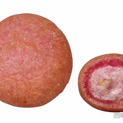 「いちご」コーンフレーク入りのサクサクとした食感のいちごクリームを、もちもちとした食感の生地で包んだ