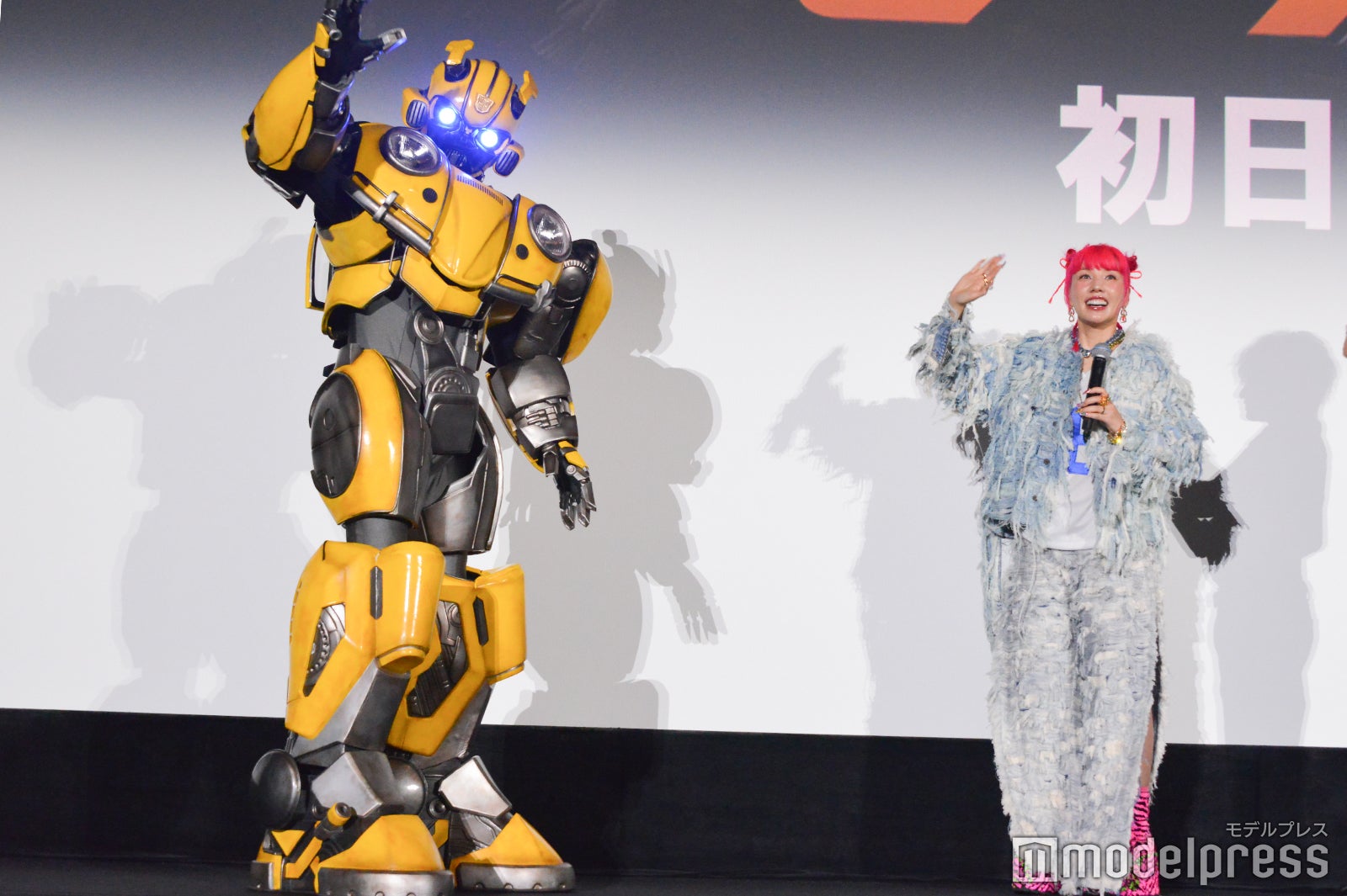 バンブルビー、仲里依紗（C）モデルプレス