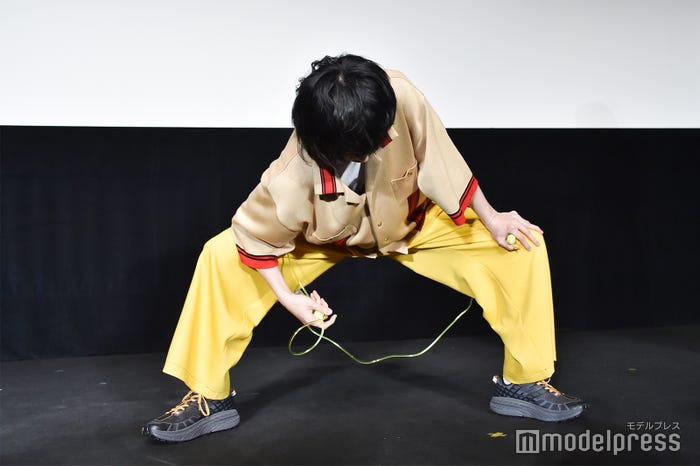 二重跳び対決前、柔軟する菅田将暉(C)モデルプレス