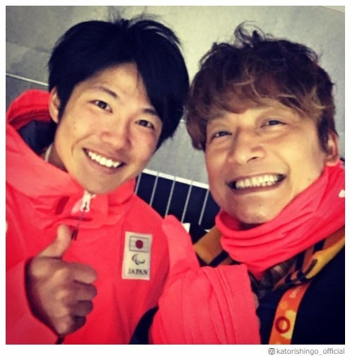 香取慎吾、金メダルの成田緑夢選手を祝福＜2018平昌冬季パラリンピック＞