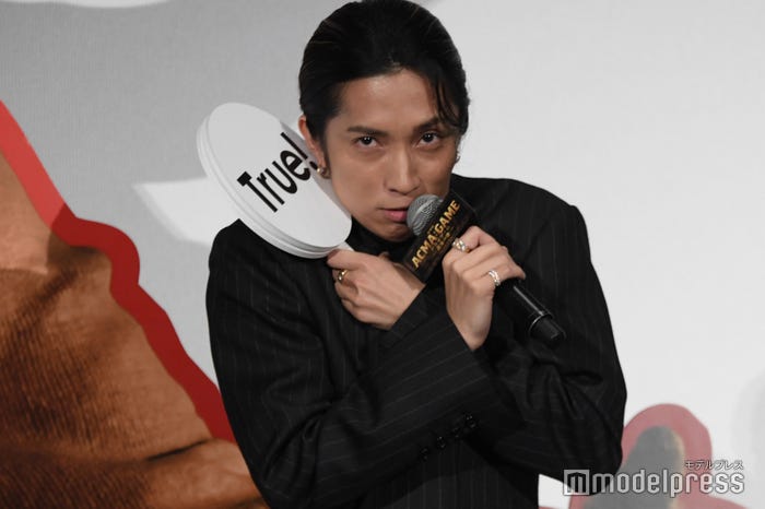 ネックレスを隠す田中樹(C)モデルプレス