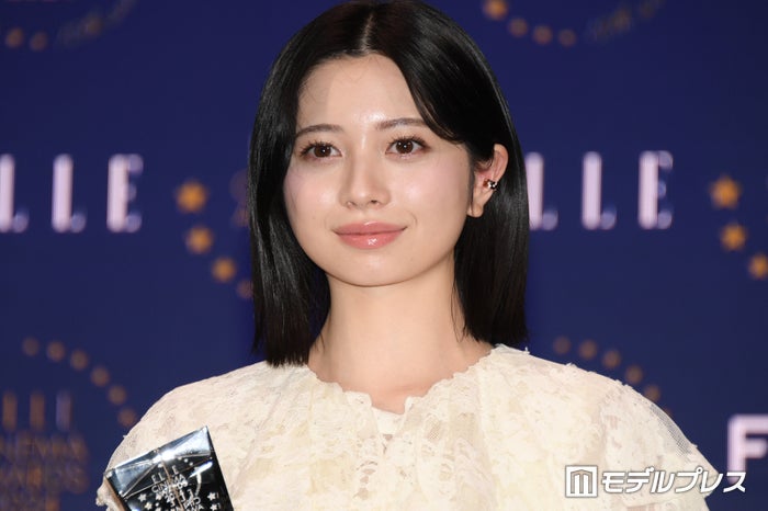 桜田ひより、レースドレスで美脚透ける「ライジングスター賞」受賞に喜び【ELLE CINEMA AWARDS 2024】