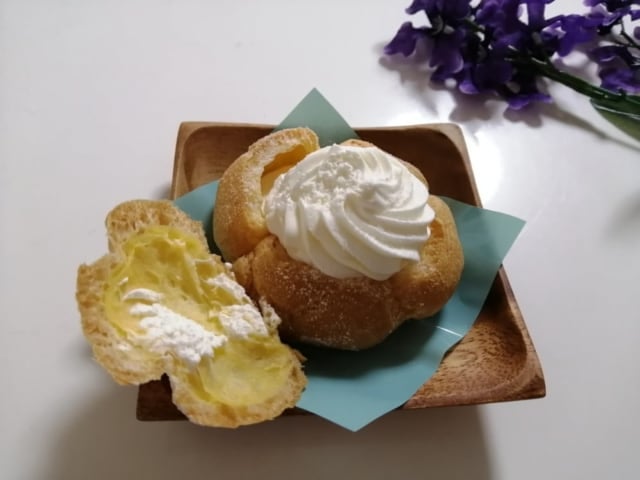 ローソンMILKシュークリーム上のシューを取ったところ