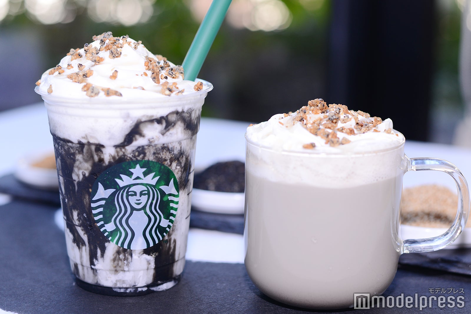 「ゴマ ゴマ ゴマ フラペチーノ」と「ゴマ ゴマ ゴマ ラテ」 （C）モデルプレス