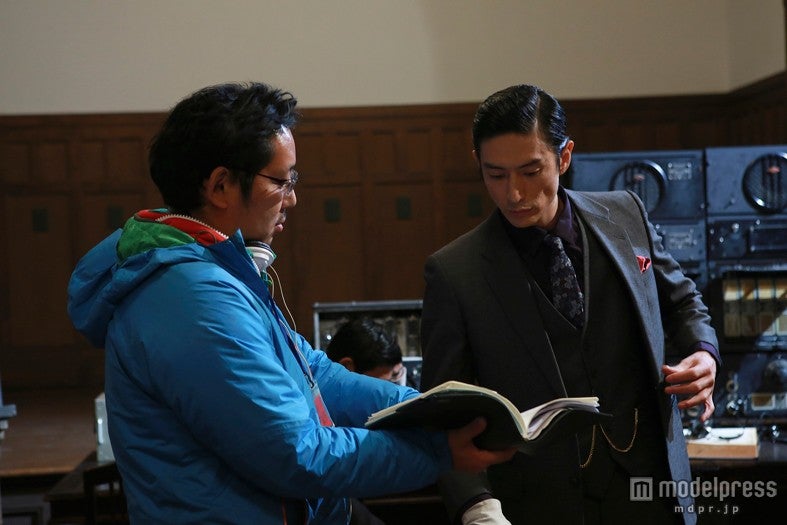 （左）入江悠監督（右）伊勢谷友介（C）2015「ジョーカー・ゲーム」製作委員会