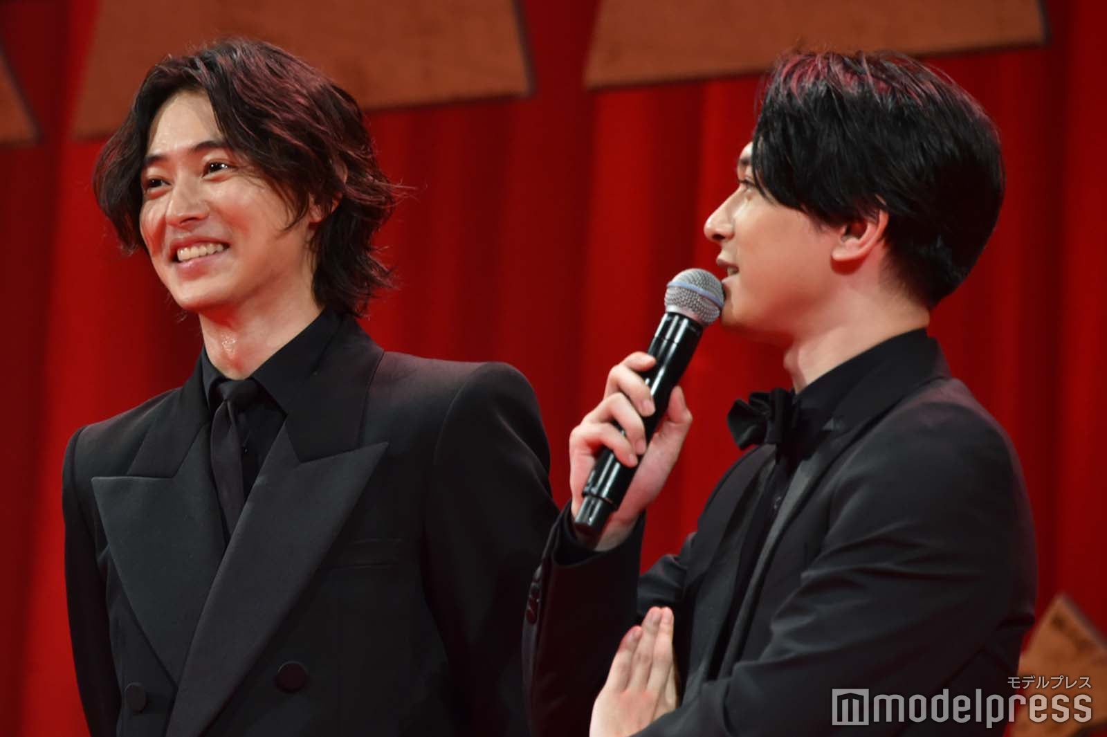 吉沢亮のトークににやける山崎賢人（C）モデルプレス