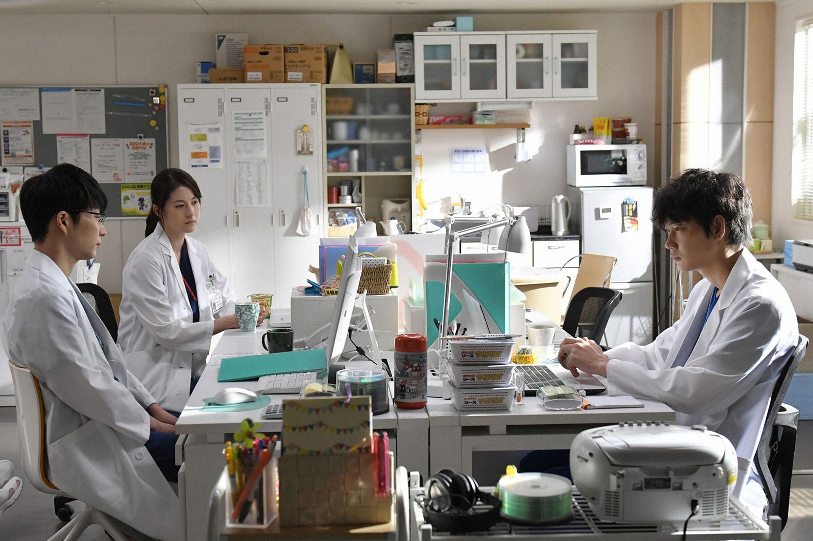 星野源、松本若菜、綾野剛／「コウノドリ」第10話より（画像提供：TBS）