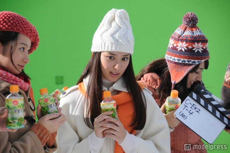 武井咲、マンション住人の優しさにほっこり　「爽健美茶」新CM完成