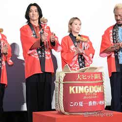 （左から）樽酒を割る佐藤信介監督、山崎賢人、清野菜名、真壁刀義（C）モデルプレス
