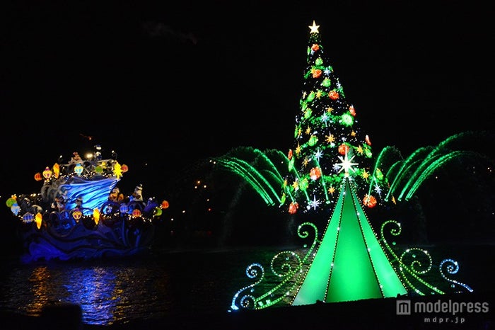 ディズニーシー 夜の水上に浮かぶ幻想的なツリー ロマンティックなクリスマスムードにうっとり モデルプレス ディズニーシー 夜の水上に浮かぶ幻想的なツリー ロマンティックなクリスマスムードにうっとり モデルプレス