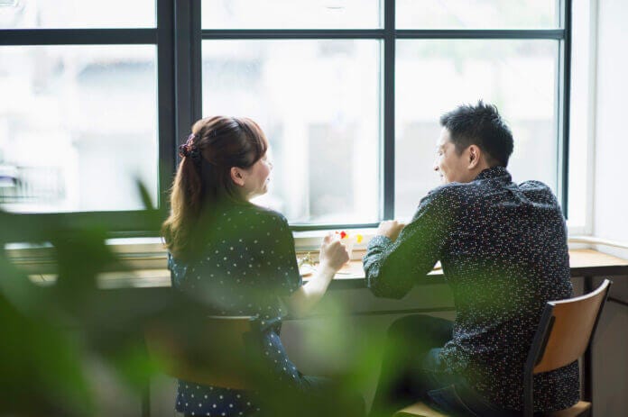 目を見て話す！当たり前の行為をきちんと行う男性心理