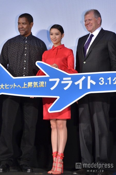 （左から）デンゼル・ワシントン、武井咲、ロバート・ゼメキス監督