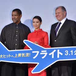 (左から)デンゼル・ワシントン、武井咲、ロバート・ゼメキス監督