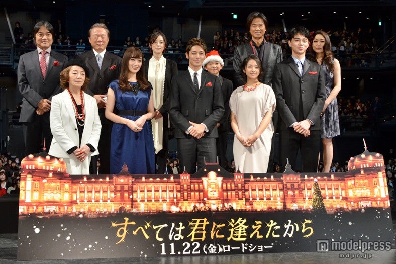 映画「すべては君に逢えたから」ジャパンプレミア（上段左から）本木克英監督、小林稔侍、大塚寧々、山崎竜太郎、時任三郎、JUJU（下段左から）倍賞千恵子、高梨臨、玉木宏、木村文乃、東出昌大