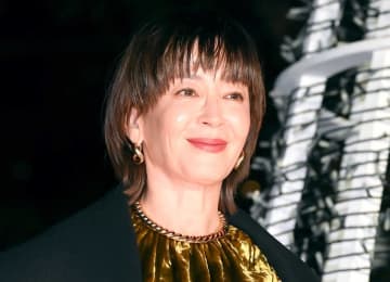 脱げそう！？ 宮沢りえの黒ドレスに騒然 肩紐落ちかけギリギリ「肩紐でザワザワ」「気になってしょうがない」