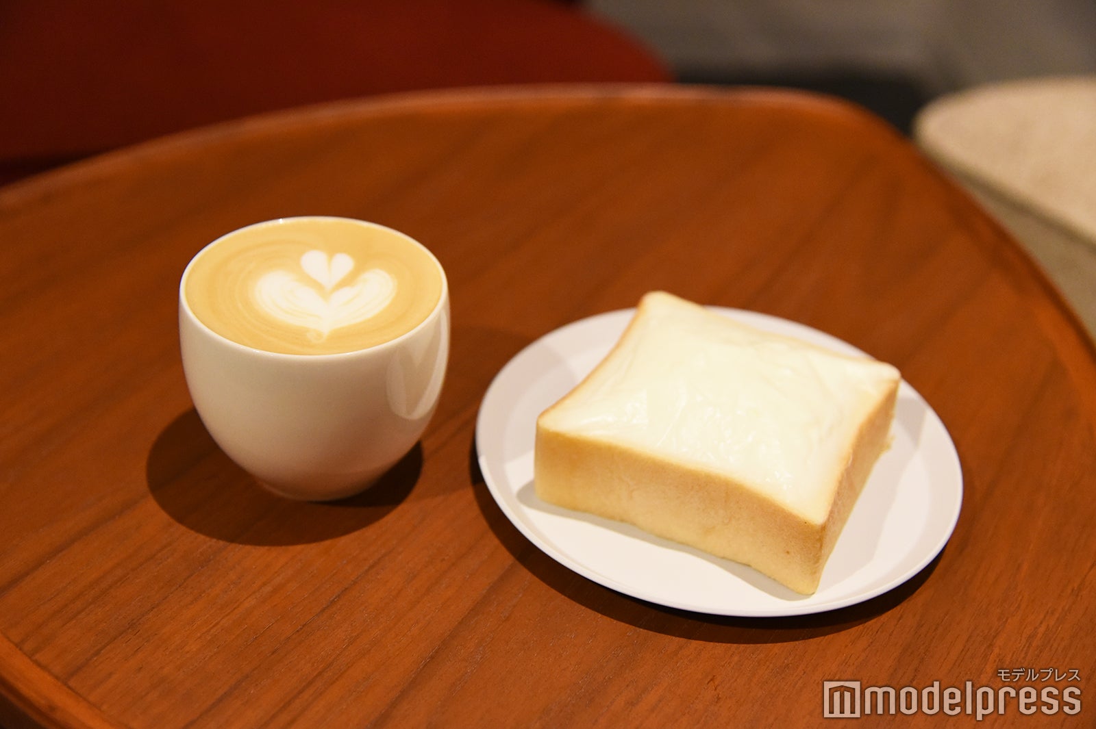 カプチーノとクリームボックス（C）モデルプレス