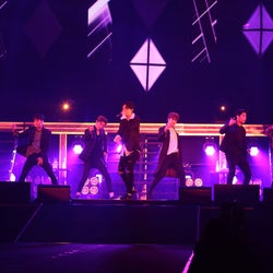 iKON、新曲を日本初披露 投げキッス&甘いセリフに歓声