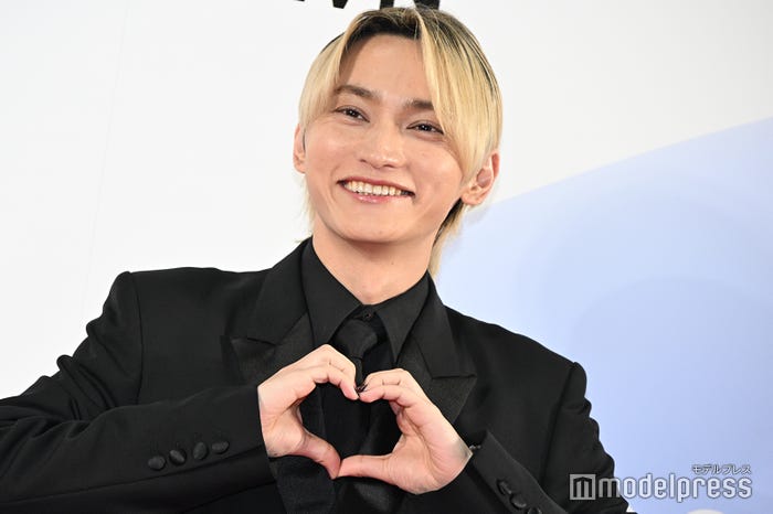 胸元でハートポーズをするSKY-HI(C)モデルプレス