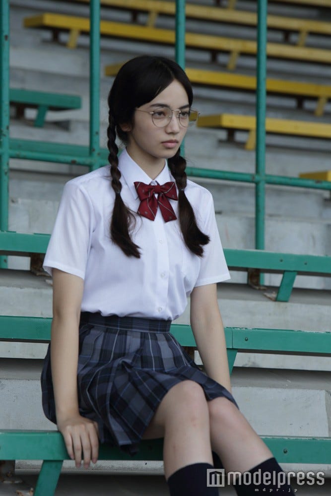 小松菜奈、三つ編みメガネの地味女子姿/(C)福満しげゆき・講談社/映画「ヒーローマニア-生活-」製作委員会