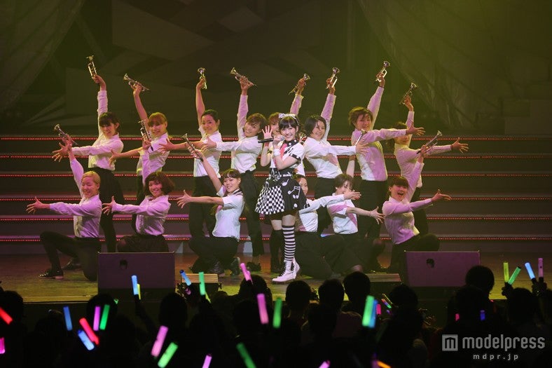 「ラッパ練習中」／（C）AKS