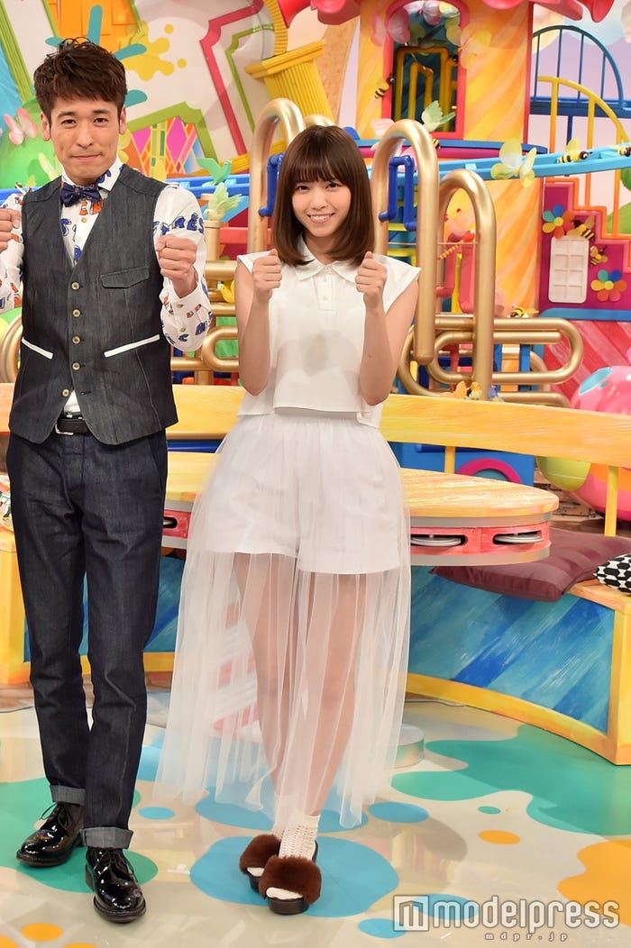 “グータッチ”ポーズを見せる、乃木坂46西野七瀬(C)モデルプレス