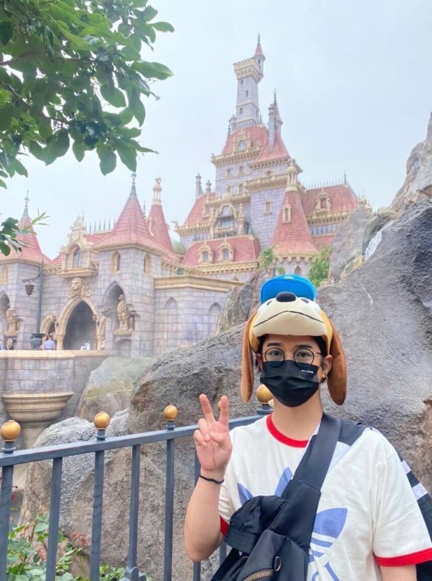 千葉雄大、ディズニー満喫ショット公開「全部ピースで可愛い」「真顔で面白すぎる」の声