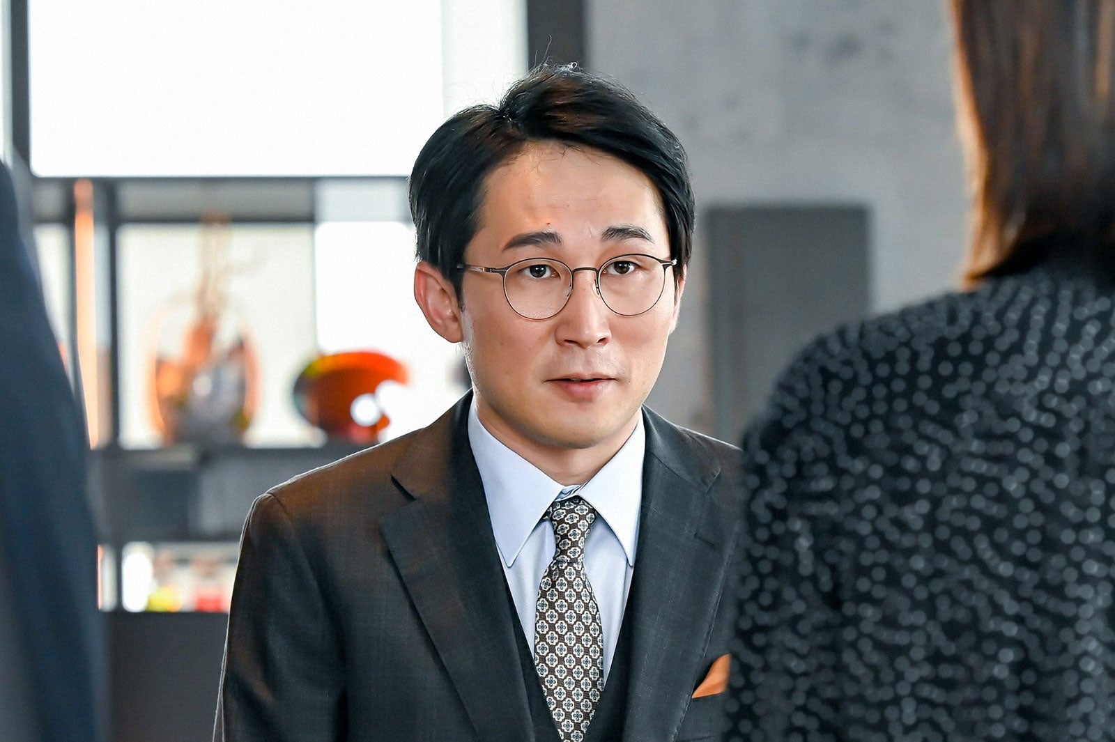 じろう（シソンヌ）／「持続可能な恋ですか？～父と娘の結婚行進曲～」第2話より（C）TBS