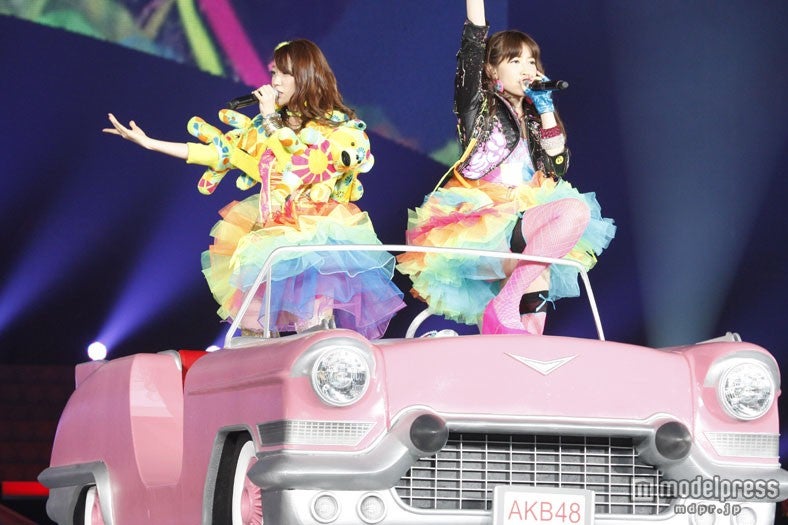 「スキャンダラスに行こう」を歌唱する大島優子と小嶋陽菜（C）AKS