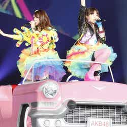 「スキャンダラスに行こう」を歌唱する大島優子と小嶋陽菜(C)AKS